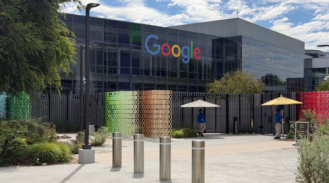 Η Alphabet, μητρική της Google, σχεδιάζει να αντλήσει 80 δισ. δολάρια για επενδύσεις στην τεχνητή νοημοσύνη, εντείνοντας τον ανταγωνισμό στον κλάδο.