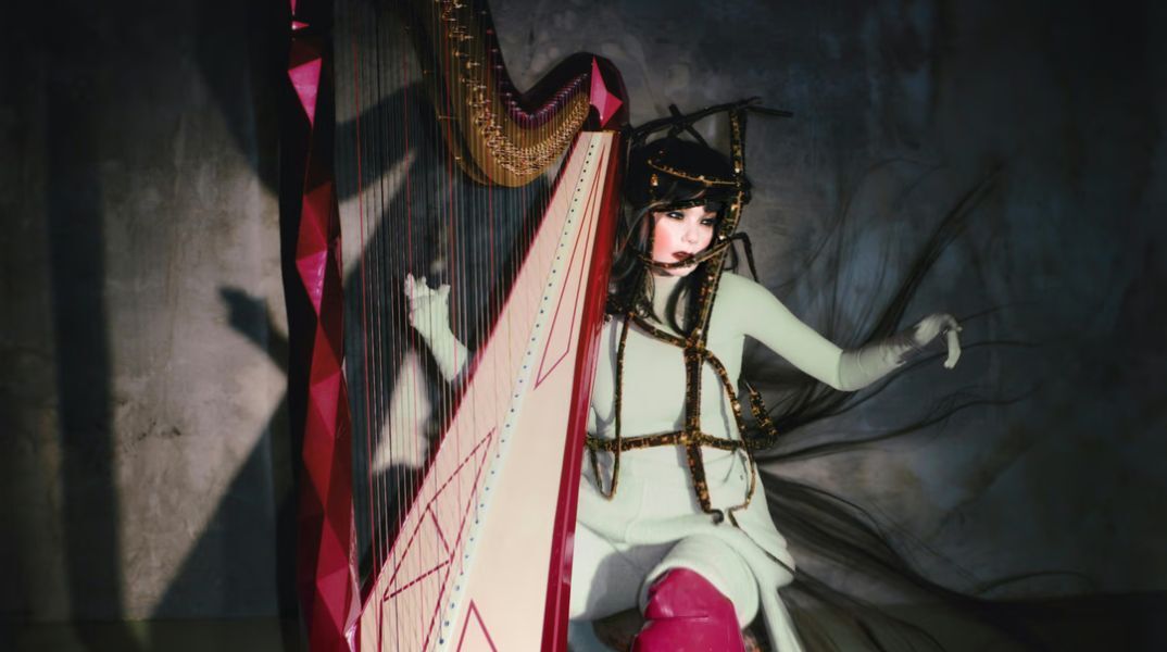 Η Björk εγκαινίασε την έκθεση «echolalia» στο Ρέικιαβικ, με έργα στη μνήμη της μητέρας της και μουσική από τον επόμενο δίσκο της.