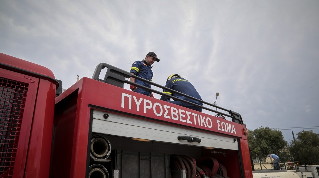 Πυροσβέστες πάνω σε όχημα της Πυροσβεστικής