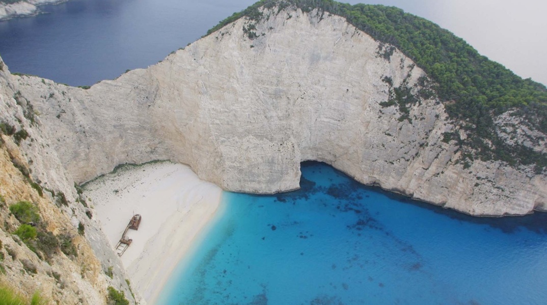 Η παραλία με το ξακουστό ναυάγιο στη Ζάκυνθο