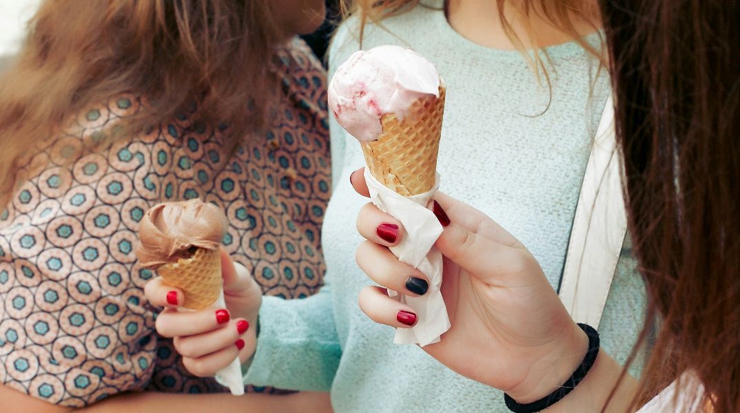 Γιατί παθαίνουμε «brain freeze» όταν τρώμε παγωτό - Το κόλπο για να σταματήσει πιο γρήγορα