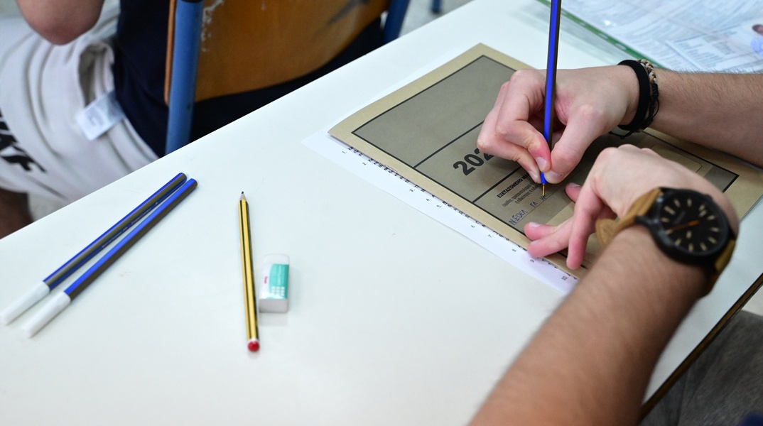 Υποψήφιος των Πανελληνίων γράφει στο εξώφυλλο του τετραδίου απαντήσεων