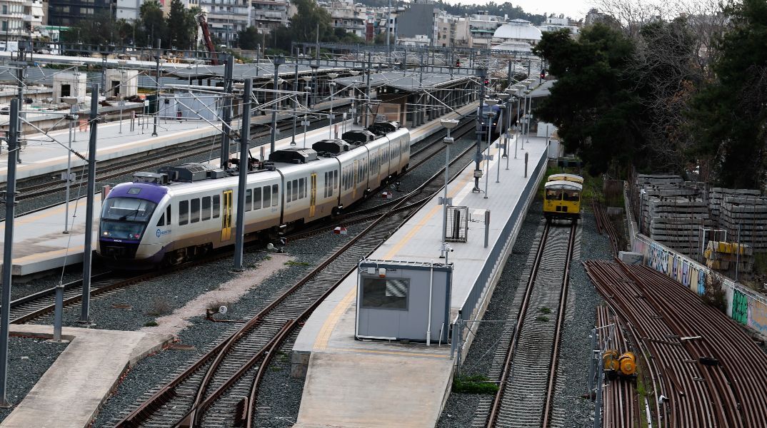 Φωτιά κοντά στις γραμμές του Προαστιακού στον Ασπρόπυργο, έχουν διακοπεί τα δρομολόγια