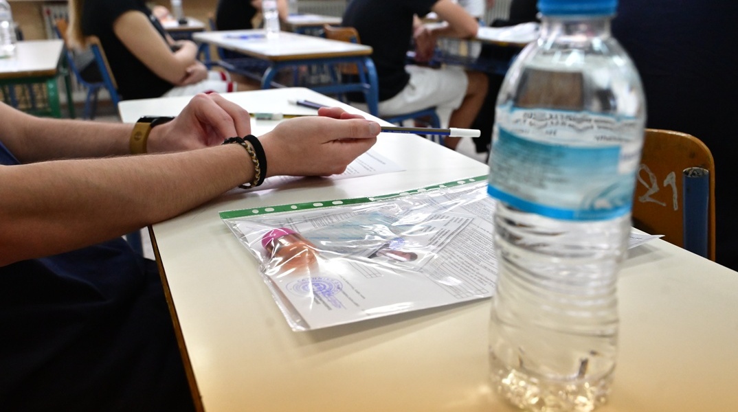 Υποψήφιοι των Πανελληνίων 2026 στο εξεταστικό κέντρο