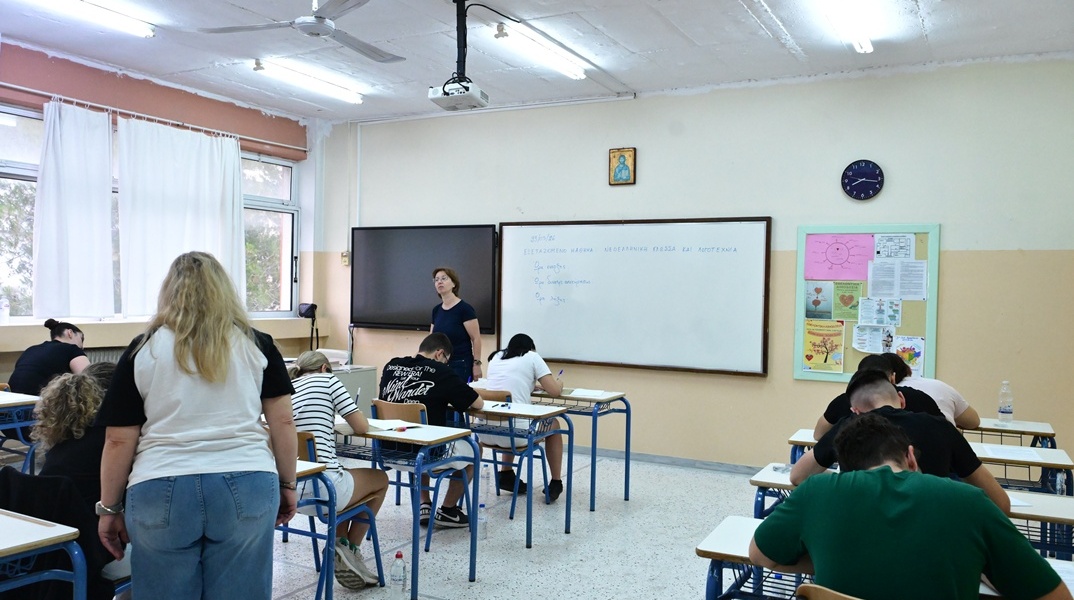 Υποψήφιοι των Πανελληνίων 2026 σε εξεταστικό κέντρο