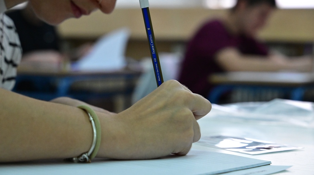 Υποψήφιος των Πανελληνίων 2026 γράφει στο τετράδιο εργασιών