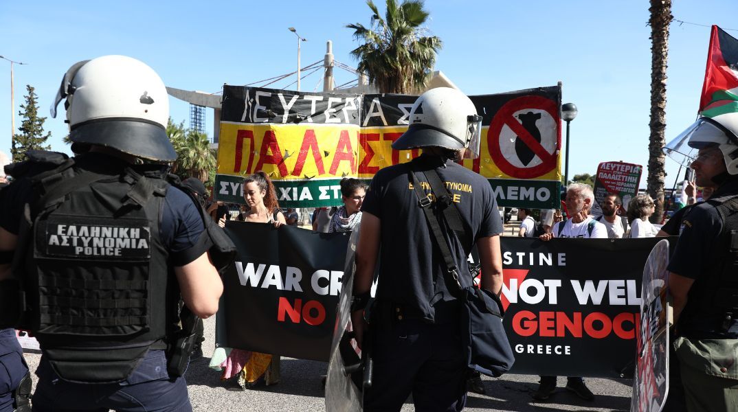 Συγκέντρωση στον Πειραιά ενάντια στην άφιξη του ισραηλινού Crown Iris - Σωματεία του ΟΛΠ ζητούν να αποτραπεί ο κατάπλους, επικαλούμενα ανθρωπιστικούς λόγους.