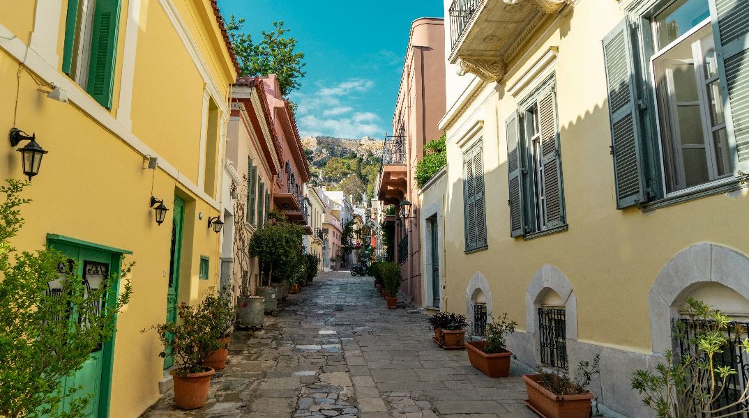 Το ΣτΕ καλείται να αποφασίσει αν μπορούν να λειτουργούν Airbnb στην περιοχή της Πλάκας