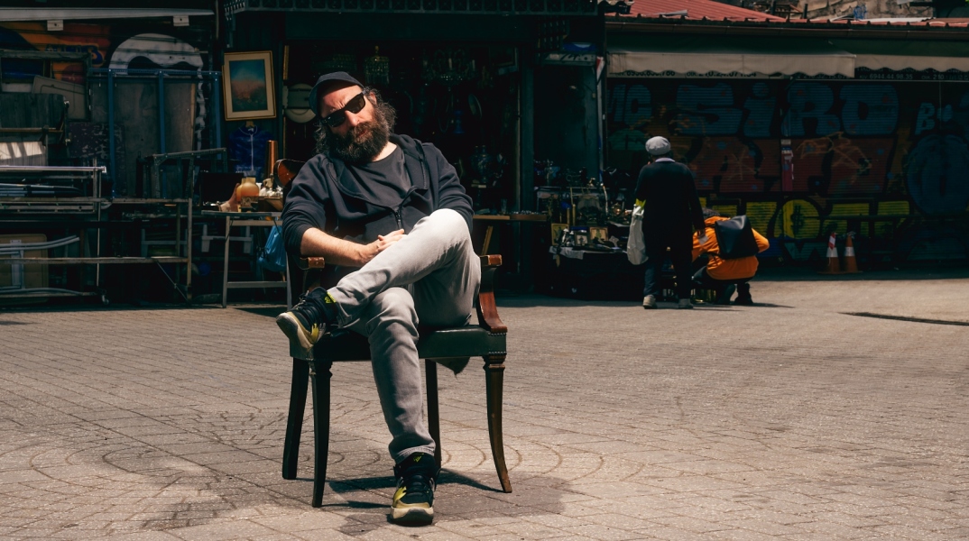 Αντώνης Τσιοτσιόπουλος - Συνέντευξη: Ο σεναριογράφος και ηθοποιός μιλάει για το θέατρο και το σινεμά, με αφορμή τη νέα ταινία «100 Χρόνια Μπροστά» στην οποία πρωταγωνιστεί.