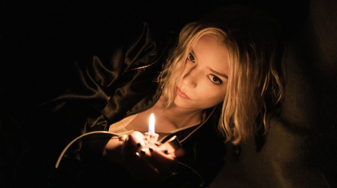 Στη δημοσιότητα το τρέιλερ της σειράς Lucky - Η Άνια Τέιλορ‑Τζόι υποδύεται μια απατεώνισσα που μπλέκει σε ανθρωποκυνηγητό μετά από μια αποτυχημένη ληστεία.