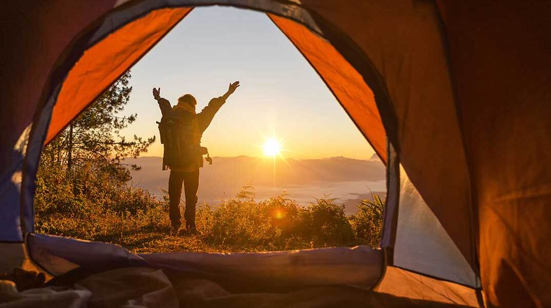 Τουρίστας κάνει ελεύθερο κάμπινγκ
