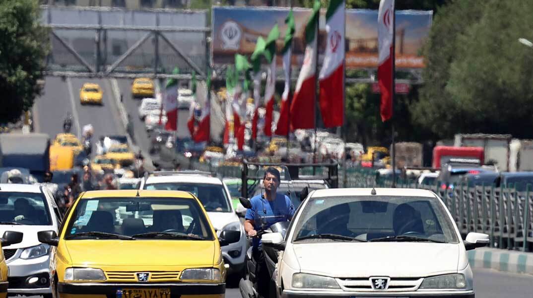 Αυτοκίνητα  και μηχανάκια σε δρόμο της Τεχεράνης