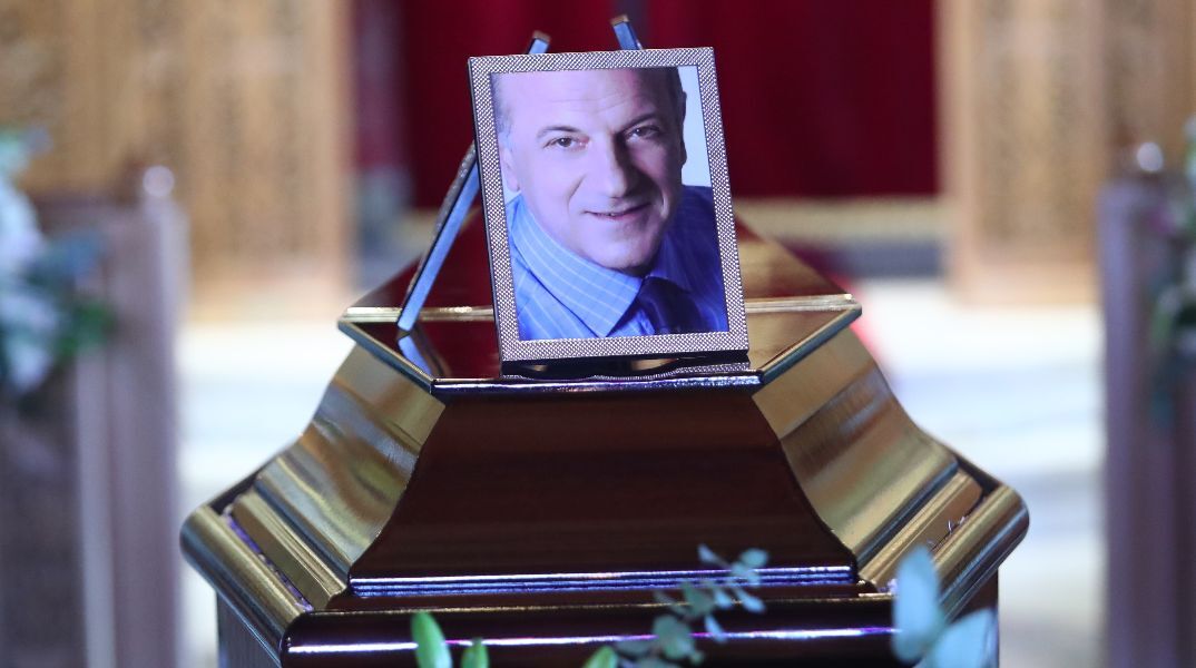 Θλίψη στην κηδεία του Νάσου Αθανασίου - Εικόνες από το τελευταίο αντίο