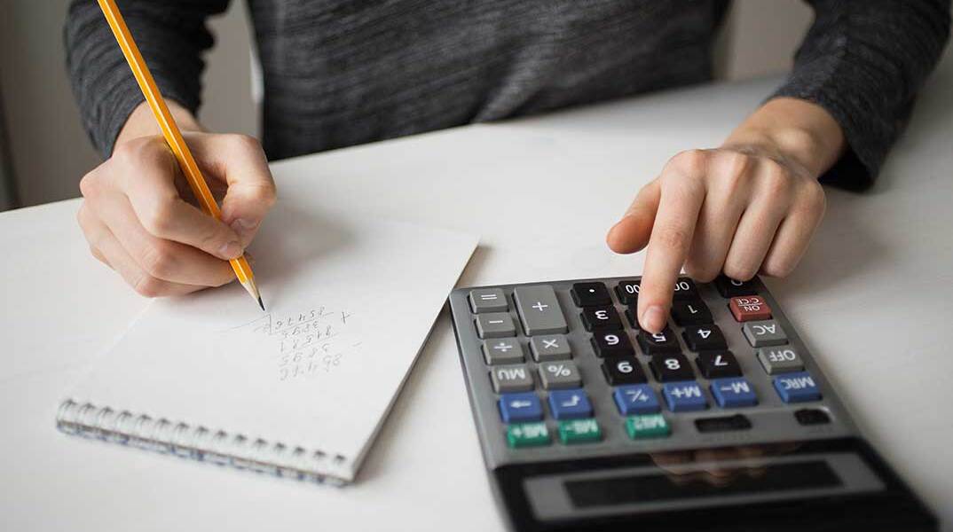 Υπολογισμός οφειλών με χαρτί, μολύβι και κομπιουτεράκι