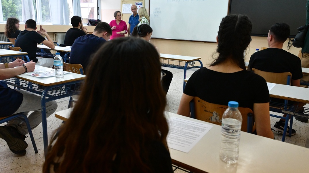 Υποψήφιοι των Πανελληνίων 2026 σε εξεταστικό κέντρο