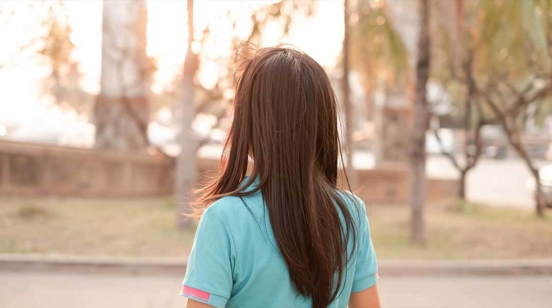 Ανήλικη περπατά στον δρόμο