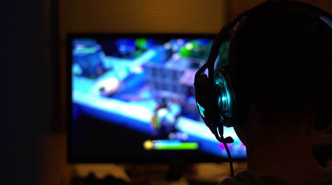 Ανήλικος με ακουστικά σε online πλατφόρμα gaming