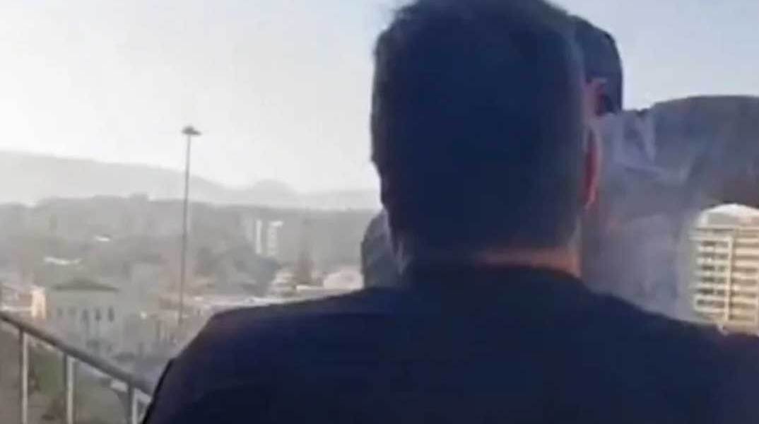 Αστυνομικοί στον Πειραιά σταματούν άνδρα από το να πέσει στο κενό
