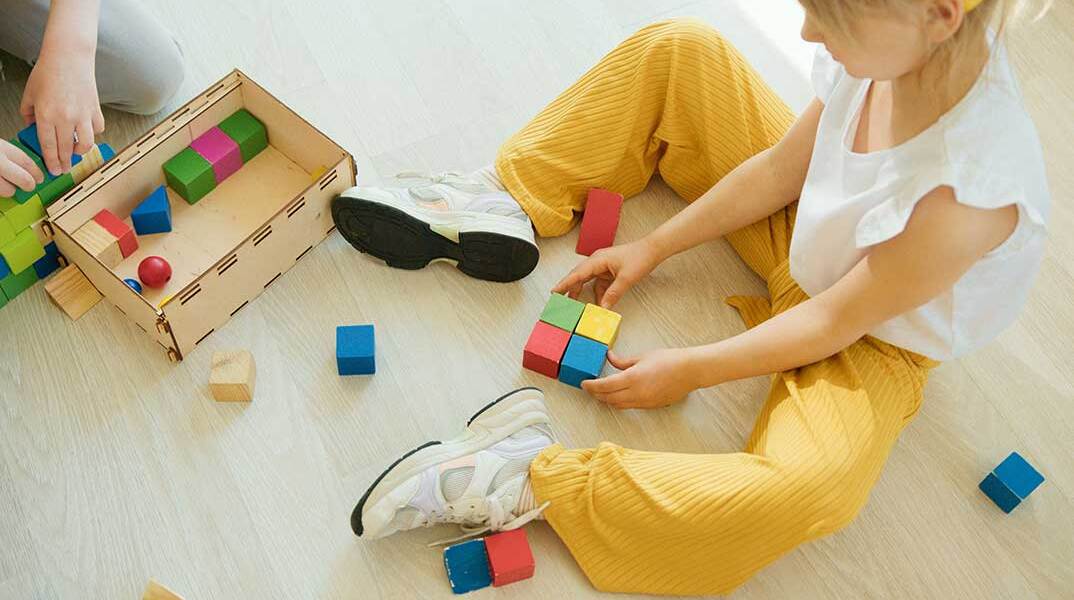 Παιδί παίζει με παιχνίδια στο παιδικό δωμάτιο