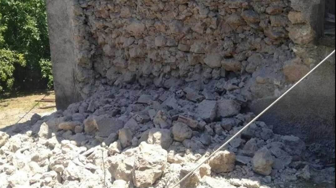 Ζημιές σε κατοικία από τον σεισμό στην Εύβοια