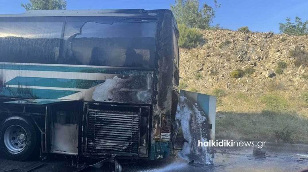 Ζημιές σε λεωφορείο των ΚΤΕΛ Χαλκιδικής μετά τη φωτιά