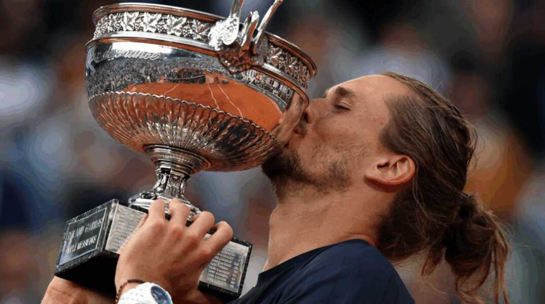 Ο Ζβέρεφ φιλά το τρόπαιο του Roland Garros