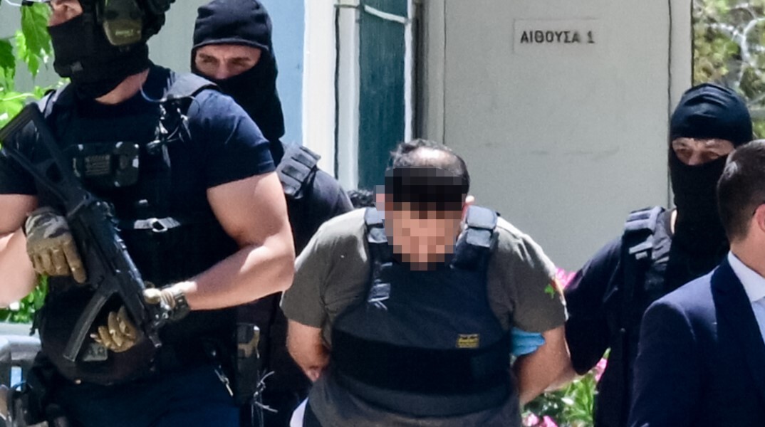 Ο 37χρονος συλληφθείς οδηγείται στην εισαγγελία