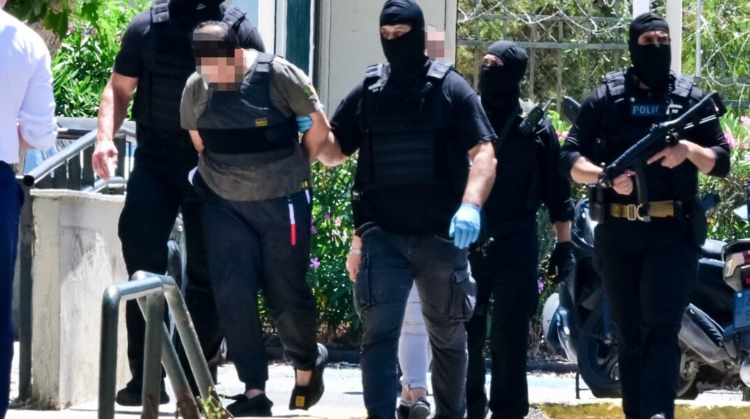 Ο 37χρονος Παλαιστίνιος, που κατηγορείται για σύνδεση με τη Χαμάς και τρομοκρατία, οδηγείται στην εισαγγελία