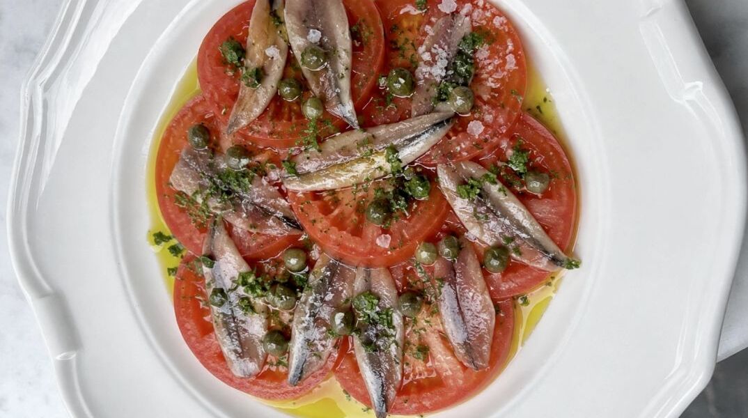 Ντομάτα με αντζούγιες, κάπαρη και βινεγκρέτ μυρωδικών