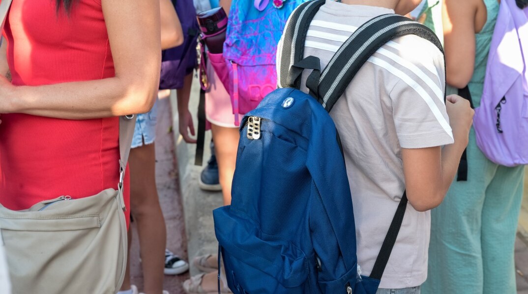 Μαθητές επιστρέφουν στα σχολεία για τον αγιασμό και τη νέα σχολική χρονιά