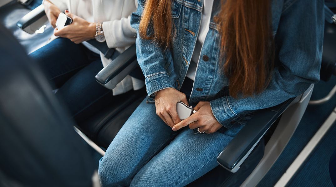 Ειδικός σε θέματα τουρισμού εξηγεί γιατί η μεσαία θέση 19E στο αεροπλάνο προσφέρει τη χειρότερη ταξιδιωτική εμπειρία και πώς να την αποφύγετε.
