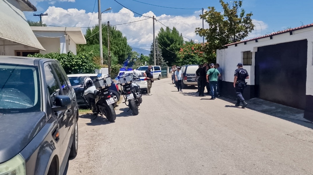 Το σπίτι όπου εντοπίστηκαν σε λίμνη αίματος μητέρα και γιος