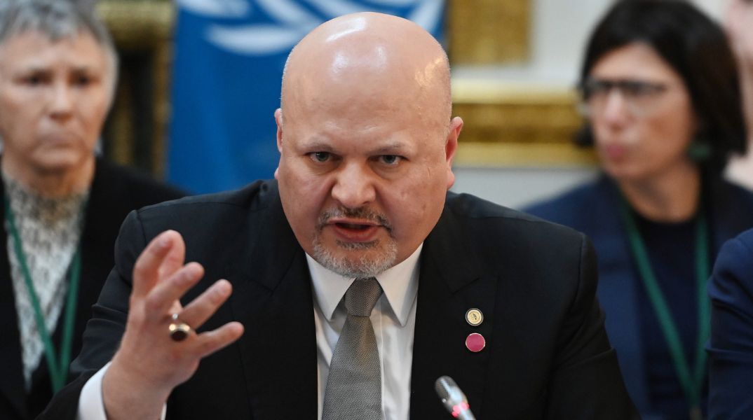 Σε διαθεσιμότητα τέθηκε ο εισαγγελέας του Διεθνούς Ποινικού Δικαστηρίου, Καρίμ Χαν, μετά την ολοκλήρωση έρευνας για σεξουαλική κακοποίηση υπαλλήλου.
