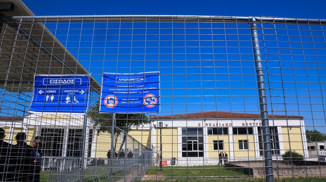Το κτίριο όπου διεξάγεται η δίκη για τα Τέμπη