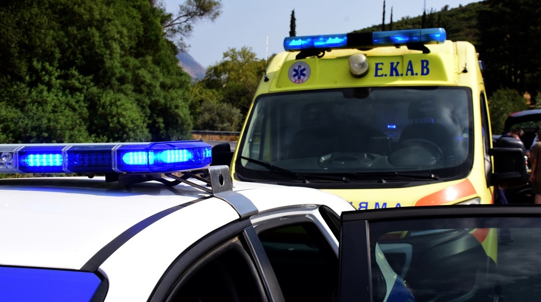 Ασθενοφόρο και περιπολικό