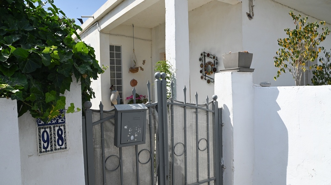 Το σπίτι όπου διαπράχθηκε η διπλή δολοφονία στο Αίγιο