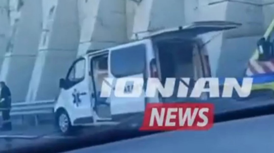 Ασθενοφόρο στην Πάτρα πήρε φωτιά εν κινήσει