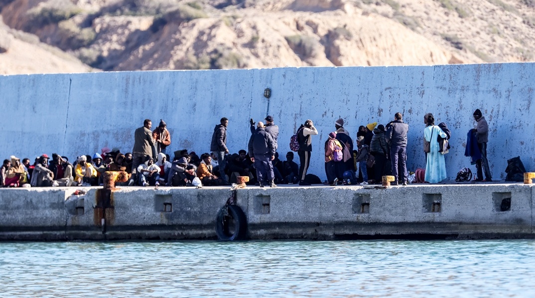 Μετανάστες σε προβλήτα λιμανιού στο Ρέθυμνο