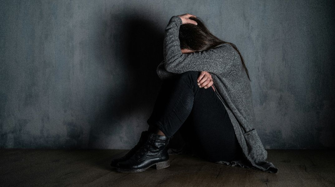 Ωρωπός: Ξυλοκοπούσε τη σύζυγό του και ανέβασε το βίντεο στα social media - «Δείτε πως κλαίει»