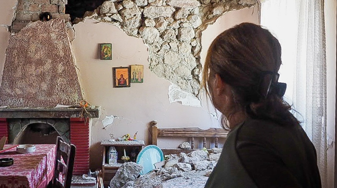 Καταστροφές στο εσωτερικό σπιτιού στη Βόρεια Εύβοια μετά τις σεισμικές δονήσεις