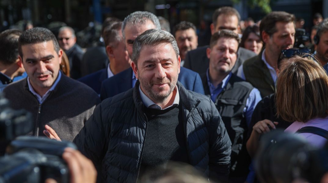 O Νίκος Ανδρουλάκης συζητά με νέους στον πολυχώρο των Λιπασμάτων στη Δραπετσώνα