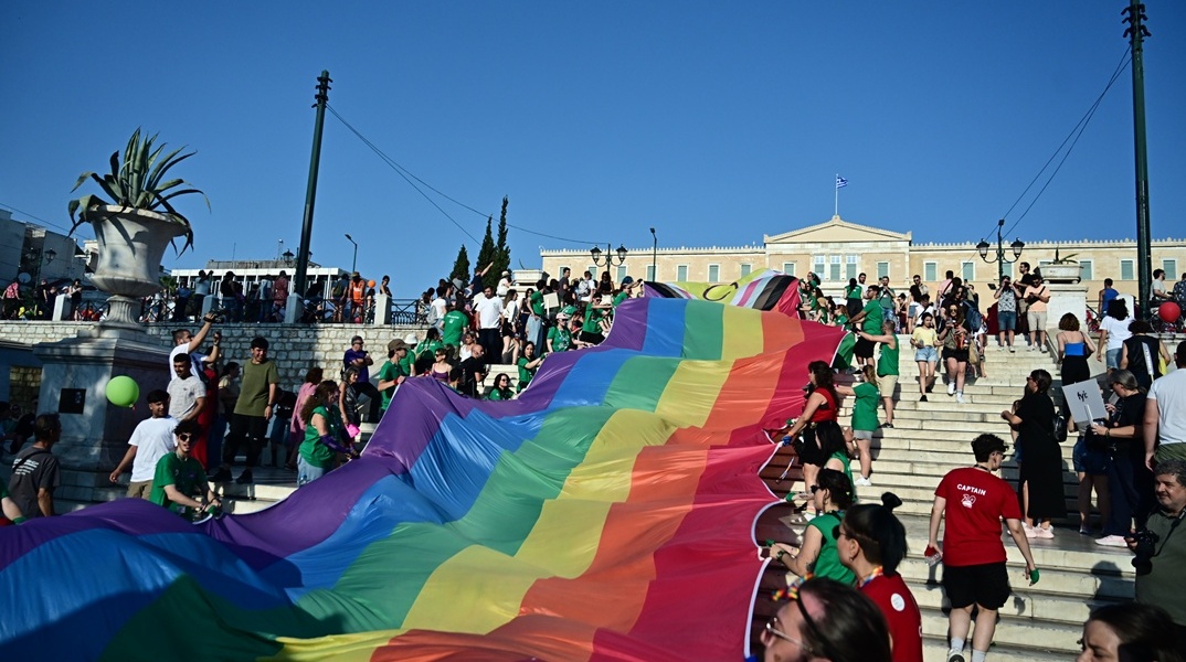 Πολίτες με τη σημαία σύμβολο της ΛΟΑΤΚΙ+ κοινότητας στο Σύνταγμα