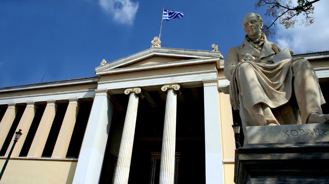 Το ΕΚΠΑ θωρακίζει τις εγκαταστάσεις του με 106 απινιδωτές - Στόχος του πανεπιστημίου η άμεση ανταπόκριση σε επείγοντα περιστατικά.