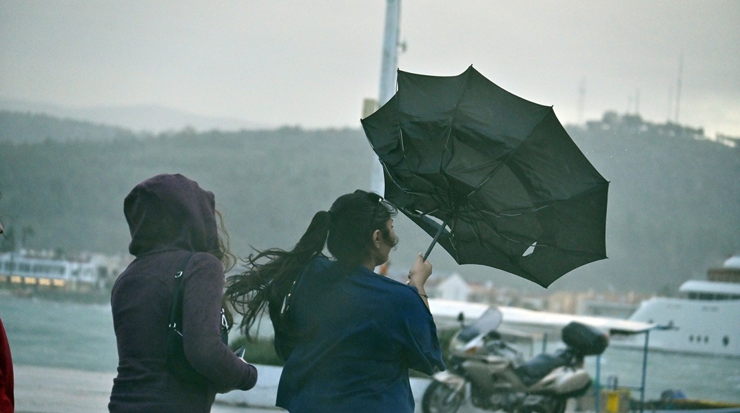 Ομπρέλα γυρισμένη από τον αέρα