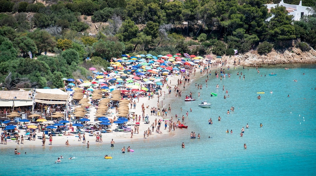 Παραλία της Σαρδηνίας απαγορεύει τις ομπρέλες για άτομα ηλικίας 10 έως 65 ετών