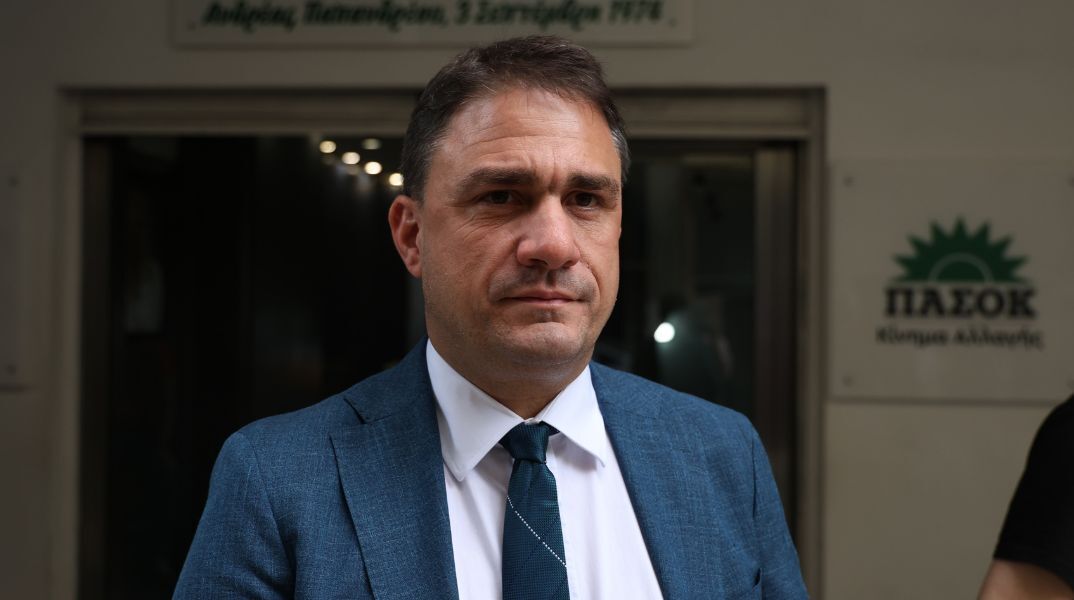 Ο Κώστας Τσουκαλάς μιλά για «επιδημία» παραιτήσεων γενικών γραμματέων και κατηγορεί την κυβέρνηση ότι μένει εκτεθειμένη εν μέσω καταγγελιών για τις πολεοδομίες.