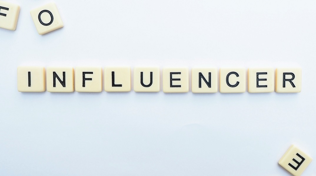 Influencing: Από την «Οικονομία της Προσοχής» στη δίνη της (ανούσιας) υπερέκθεσης