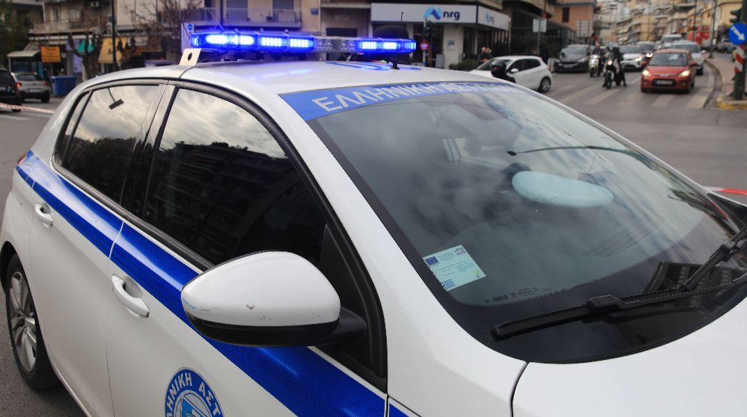 «Οικογενειακό» κύκλωμα ναρκωτικών εξαρθρώθηκε στην Αθήνα: Πρώην ποδοσαφιριστής και αστυνομικοί ήταν μέλη του