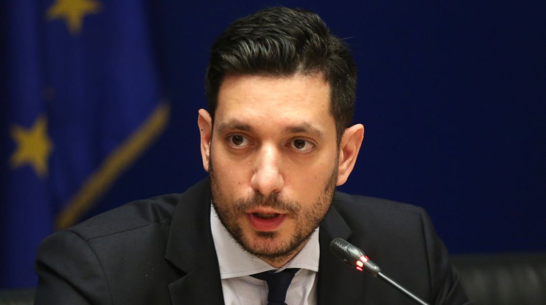 Ο Κωνσταντίνος Κυρανάκης κατηγορεί το ΠΑΣΟΚ για εύκολες υποσχέσεις και υπενθυμίζει τα μέτρα της κυβέρνησης για τους νέους και τις επενδύσεις στις συγκοινωνίες.