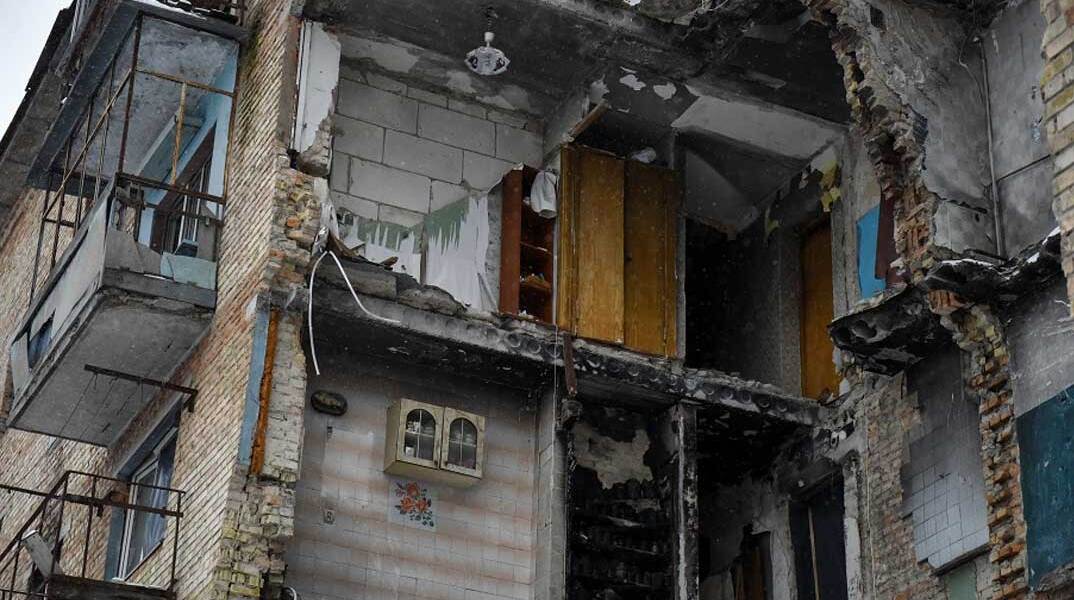 Κατεστραμμένο κτίριο στην Ουκρανία μετά τον ρωσικό βομβαρδισμό